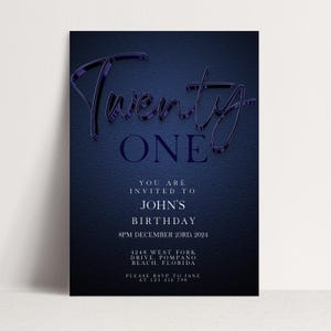 Może przedstawiać: Granatowe zaproszenie urodzinowe ze słowami "Twenty One" w błyszczącej, ciemnoniebieskiej czcionce. Zaproszenie zawiera tekst "You are invited to John's Birthday" oraz szczeg&oacute;ły wydarzenia.