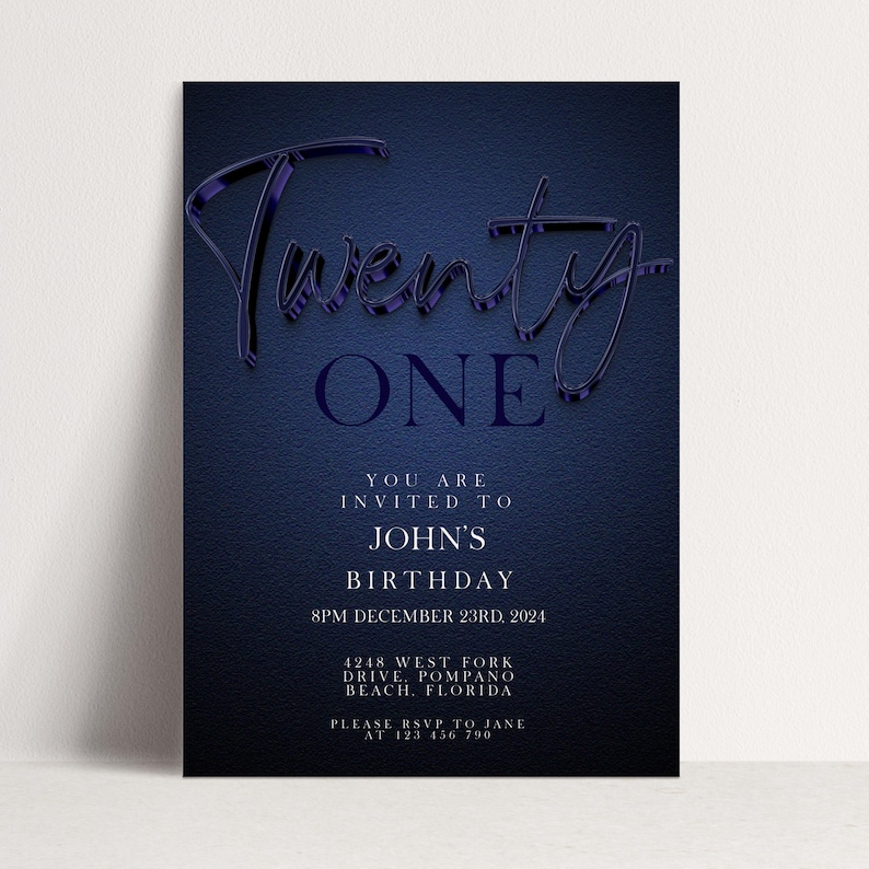 Może przedstawiać: Granatowe zaproszenie urodzinowe ze słowami "Twenty One" w błyszczącej, ciemnoniebieskiej czcionce. Zaproszenie zawiera tekst "You are invited to John's Birthday" oraz szczeg&oacute;ły wydarzenia.