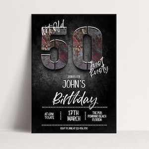 Puede incluir: Una invitaci&oacute;n de cumplea&ntilde;os negra con el texto "Not Old, Just Rusty" encima de un gran "50" en un dise&ntilde;o de metal oxidado. La invitaci&oacute;n es para el cumplea&ntilde;os de John, con los detalles de la fecha, hora y lugar.