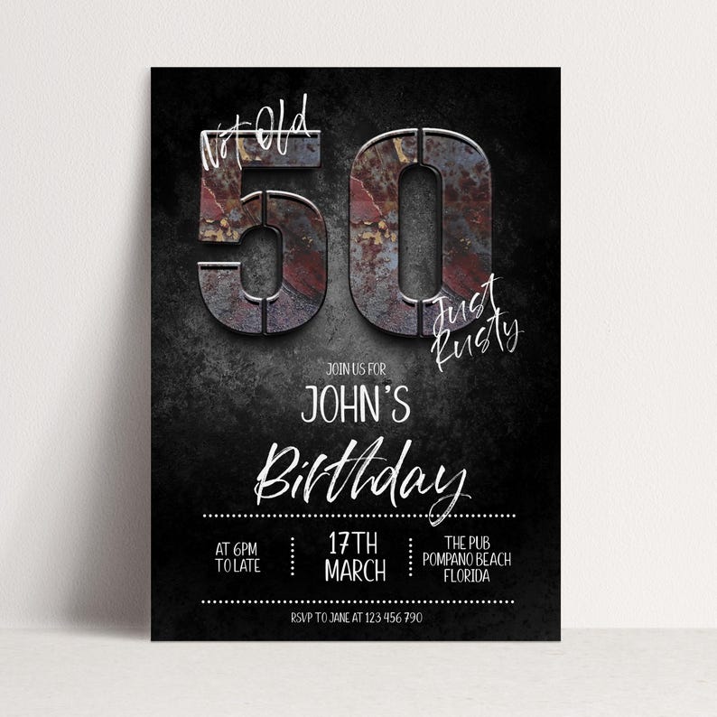 Puede incluir: Una invitaci&oacute;n de cumplea&ntilde;os negra con el texto "Not Old, Just Rusty" encima de un gran "50" en un dise&ntilde;o de metal oxidado. La invitaci&oacute;n es para el cumplea&ntilde;os de John, con los detalles de la fecha, hora y lugar.