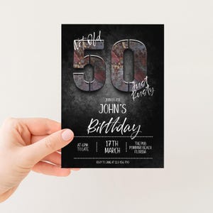 Puede incluir: Una invitaci&oacute;n de cumplea&ntilde;os negra con el texto "Not Old, Just Rusty 50". La invitaci&oacute;n incluye detalles para el cumplea&ntilde;os de John, incluyendo la fecha, hora y lugar en Pompano Beach, Florida.