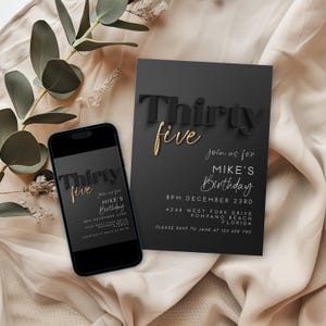 Bearbeitbare 35. Geburtstagseinladung für Ihn - Schwarz-Gold-Schriftdesign - Digitaler Download - Elegante Party-Einladungsvorlage BG78