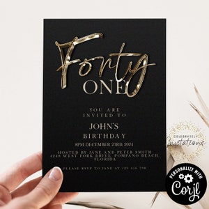 Può includere: Invito di compleanno nero e dorato con il testo "Forty One" in scrittura dorata. L'invito include la data, l'ora e il luogo della festa, nonché il nome dell'ospite.