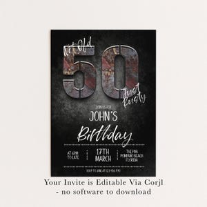Puede incluir: Una invitaci&oacute;n de cumplea&ntilde;os negra con el texto "Not Old, Just Rusty" encima de un gran "50" en un dise&ntilde;o de metal oxidado. La invitaci&oacute;n incluye detalles para el cumplea&ntilde;os de John, incluyendo la fecha, hora y lugar.