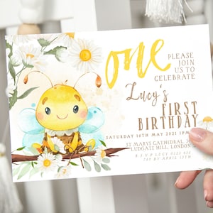 Convite de 1º aniversário de abelha EDITÁVEL Convites neutros de gênero Daisy e Honey Bee Convites digitais com tema de floresta Download instantâneo WD57