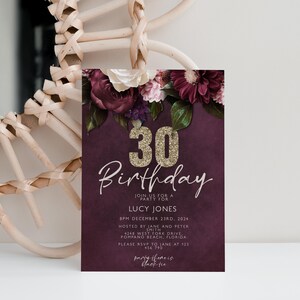 Modello di invito per il 30° compleanno, invito per festa floreale bordeaux e glitter oro, tema modificabile con cravatta nera, download digitale stampabile
