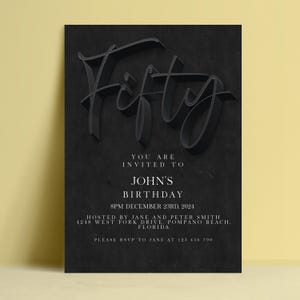 Puede incluir: Una tarjeta de invitación de cumpleaños rectangular negra con la palabra Fifty en grandes letras en relieve 3D en la parte superior. El texto dice: You are invited to John's Birthday, 8pm December 23rd, 2024, hosted by Jane and Peter Smith, 4248 West Fork Drive, Pompano Beach, Florida. Please RSVP to Jane at 123 456 790.