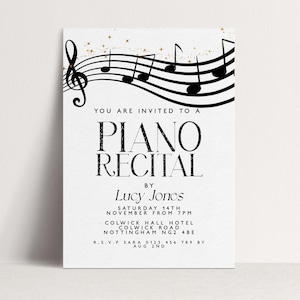 Può includere: Un invito bianco per un recital di pianoforte. La parte superiore della carta presenta note musicali e stelle dorate. Il testo recita "YOU ARE INVITED TO A PIANO RECITAL BY Lucy Jones". Sono inclusi anche data, ora e luogo.
