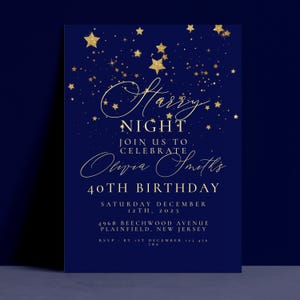 Op de afbeelding: Een donkerblauwe uitnodigingskaart met gouden glittersterren aan de bovenkant en de tekst: Starry NIGHT JOIN US TO CELEBRATE Olivia Smith's 40TH BIRTHDAY SATURDAY DECEMBER 12TH, 2023 4968 BEECHWOOD AVENUE PLAINFIELD, NEW JERSEY RSVP BY 1ST DECEMBER 123 456 789.