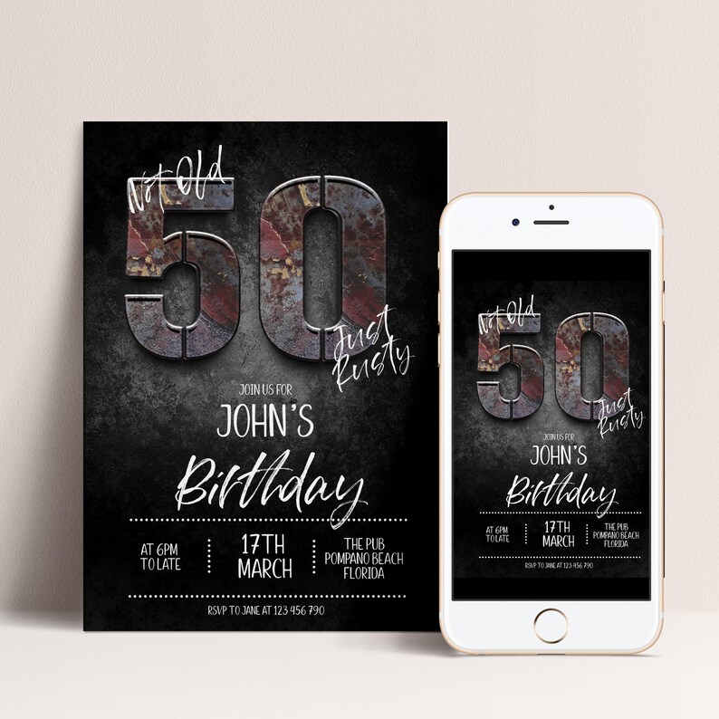 Puede incluir: Una invitaci&oacute;n de cumplea&ntilde;os negra con el texto "Not Old, Just Rusty" y "50" en un estilo de metal desgastado. La invitaci&oacute;n incluye detalles para el cumplea&ntilde;os de John, incluyendo la fecha, hora y lugar.