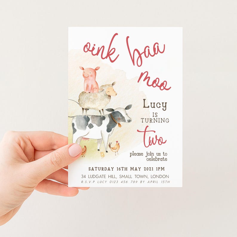K&ouml;nnte beinhalten: Einladungskarte zum Geburtstag mit Bauernhoftieren. Die Karte zeigt eine Kuh, ein Schaf und ein Schwein, die &uuml;bereinander gestapelt sind. Der Text lautet "oink baa moo" und "Lucy wird zwei".
