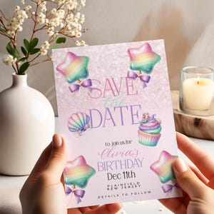 Karta urodzinowa „Save the Date” z syrenką – edytowalna pastelowa zapowiedź imprezy z tęczowymi balonami, muszlami i szczegółami babeczek