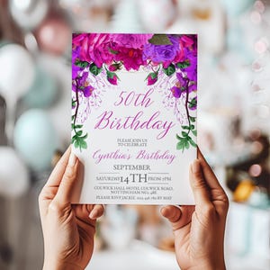 Convite Floral Brilhante para 50º Aniversário | Modelo Digital Elegante Roxo e Rosa | Design Imprimível e Editável | Download Instantâneo