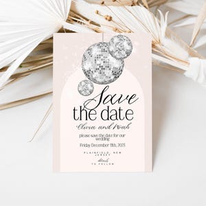 Modelo editável para salvar a data com bola de discoteca, convite para festa de casamento, download digital Corjl, convite moderno com arco prateado e glitter retrô para impressão