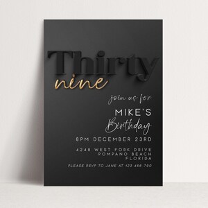 Plantilla editable para invitación de cumpleaños número 39: Diseño moderno en negro y dorado, descarga digital/personalizable, uso instantáneo, fiesta con estilo.