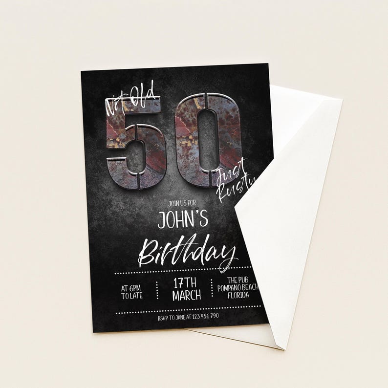 Puede incluir: Una invitaci&oacute;n de cumplea&ntilde;os negra con el texto "Not Old, Just Rusty" encima de un gran "50" en un dise&ntilde;o de metal oxidado. La invitaci&oacute;n incluye detalles para el cumplea&ntilde;os de John, fecha, hora, lugar e informaci&oacute;n de RSVP. Un sobre blanco es parcialmente visible.