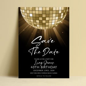Puede incluir: Una invitación de fiesta negra y dorada con un diseño de bola de discoteca. El texto dice "Save The Date" y anuncia el 40 cumpleaños de Lucy Jones el 23 de diciembre de 2024 en Pompano Beach, Florida. Detalles a seguir.