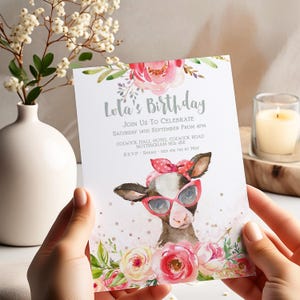 Modèle modifiable d'invitation d'anniversaire vache, invitation à une fête à la ferme pour les filles, aquarelle florale de veau, téléchargement numérique, carte imprimable