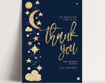 Puede incluir: Tarjeta de agradecimiento azul marino con letras doradas y ilustraciones celestiales. La tarjeta presenta una luna creciente, estrellas y nubes. El texto dice: "Solo queríamos agradecerles por acompañarnos en el cumpleaños de Lucy."