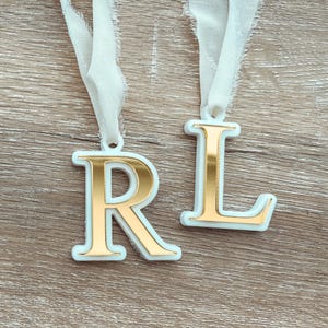 Adorno de media navideña, adorno para árbol de Navidad, servilleta con letras doradas, inicial de nombre grande, decoración navideña, etiqueta de regalo con nombre dorado