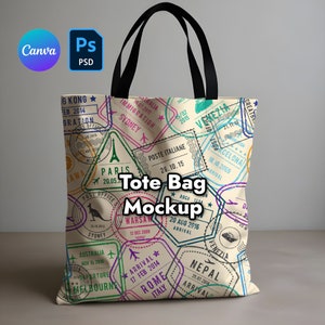 Pode incluir: Uma maquete de bolsa tote bege com alças pretas. A bolsa é coberta por carimbos de passaporte estilizados e coloridos de várias cidades ao redor do mundo, incluindo Paris, Roma, Sydney e Varsóvia. O texto "Tote Bag Mockup" é impresso em letras grandes e em negrito na frente da bolsa.