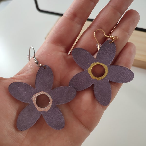 Boucles d'oreilles en cuir Fleurs violette