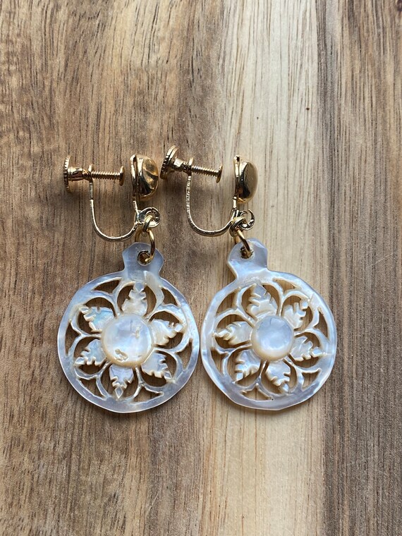 vintage dangling mother-of-pearl screw on earring… - image 1