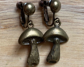 Boucles d'oreilles clip champignon bronze pendantes, boucles d'oreilles champignon bronze sur fermetures à vis à charnière (pas de piercing)