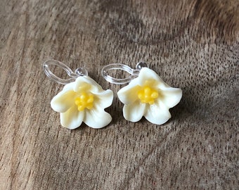 Adorable clip on resin flower earrings with contrasting centres (no piercing)