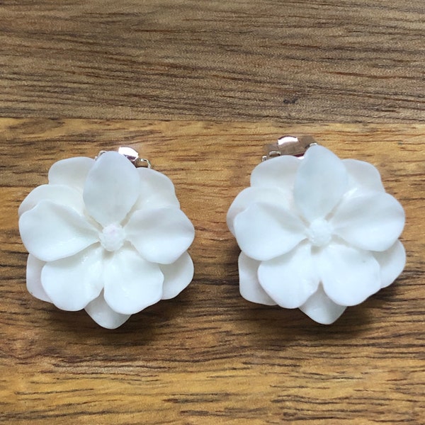 Simple white resin flower clip on earrings (no piercing| no pierce| clip-on)