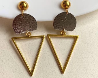 Dinglande geometriska örhängen med klämma: Silver- och guldfärgade triangulära droppar