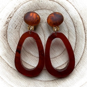 Dangling neutral hoop clip on earrings, brown tortoiseshell