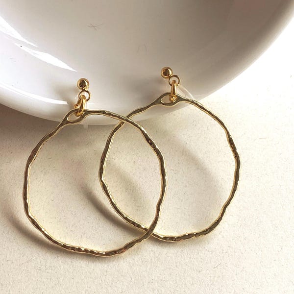 Leichte goldene Hoop-Ohrringe: Unsichtbare Verschlüsse