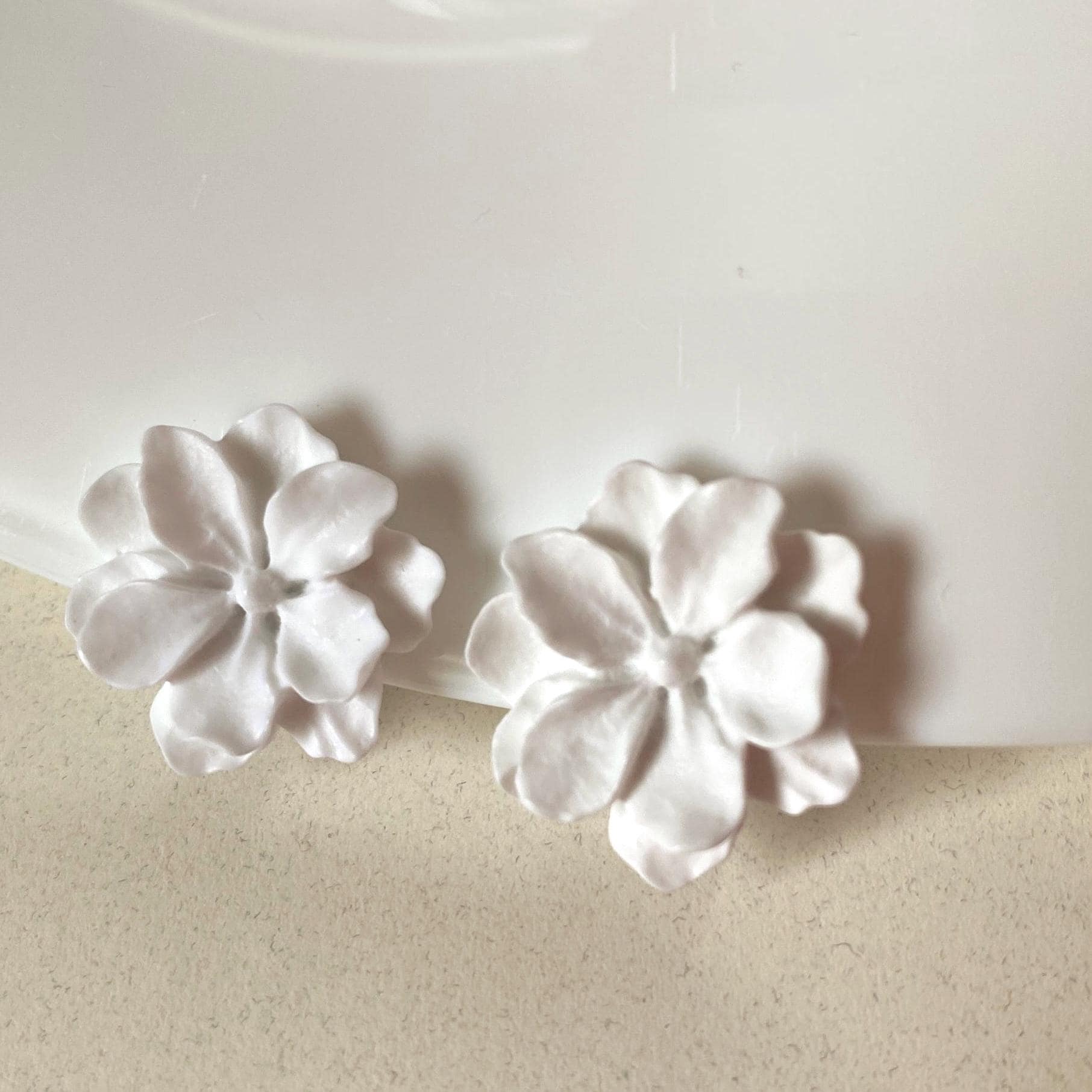 Simple White Resin Flower Clip on Earrings (no Piercing| No Pierce