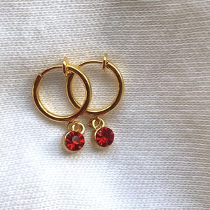 Adorables boucles d'oreilles créoles à clip, ornées de minuscules strass pendants.