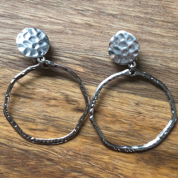 Dangling silver hoop |hammered geometric | clip on earrings