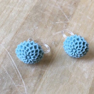 Resin flower clip-on earrings, resin bloom clip on earrings, mum earrings (no pierce| no piercing| clip-on)