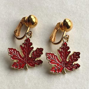 Boucles d'oreilles clip feuille d'érable en émail rouge : boucles d'oreilles canadiennes légères