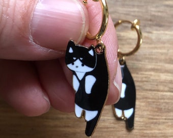 クリップオン子猫イヤリング：エナメル猫ペンダント、ピアス穴なし耳用