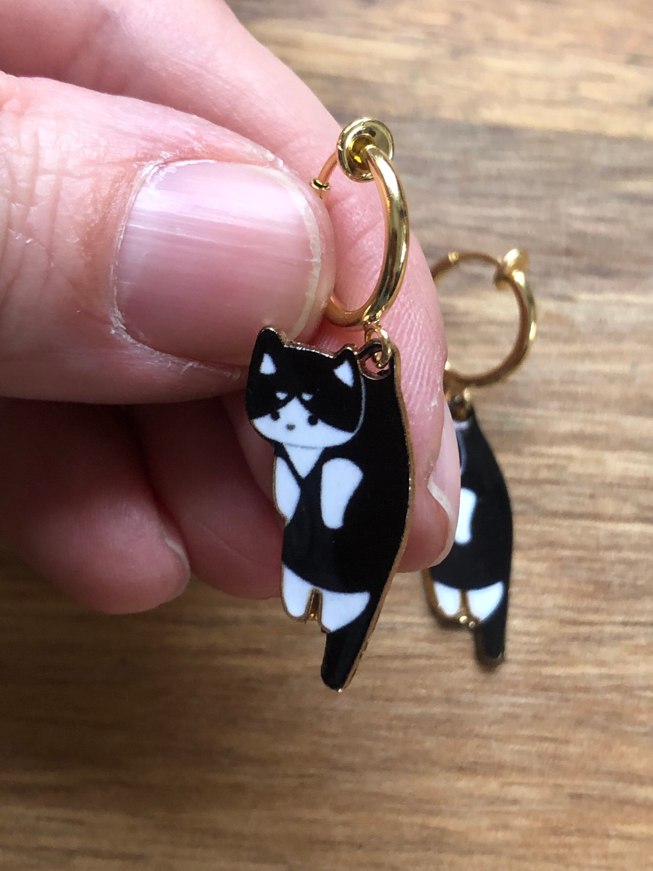クリップオン子猫イヤリング：エナメル猫ペンダント、ピアス穴なし耳用