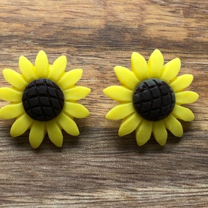 Summery clip on earrings, sunflower button clip on earrings, yellow clip on flower earrings, (no pierce| no piercing| clip-on)