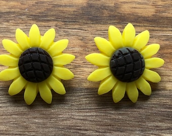 Summery clip on earrings, sunflower button clip on earrings, yellow clip on flower earrings, (no pierce| no piercing| clip-on)