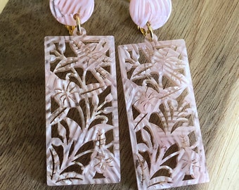 Clip rectangle pendant pendant en acétate sculpté rose sur boucles d'oreilles (à visser | pas de perçage)