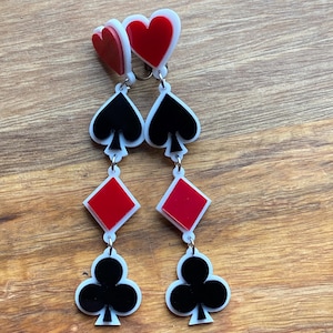 Baumelnde Clips an Ohrringen, gedrehte Ohrhänger.