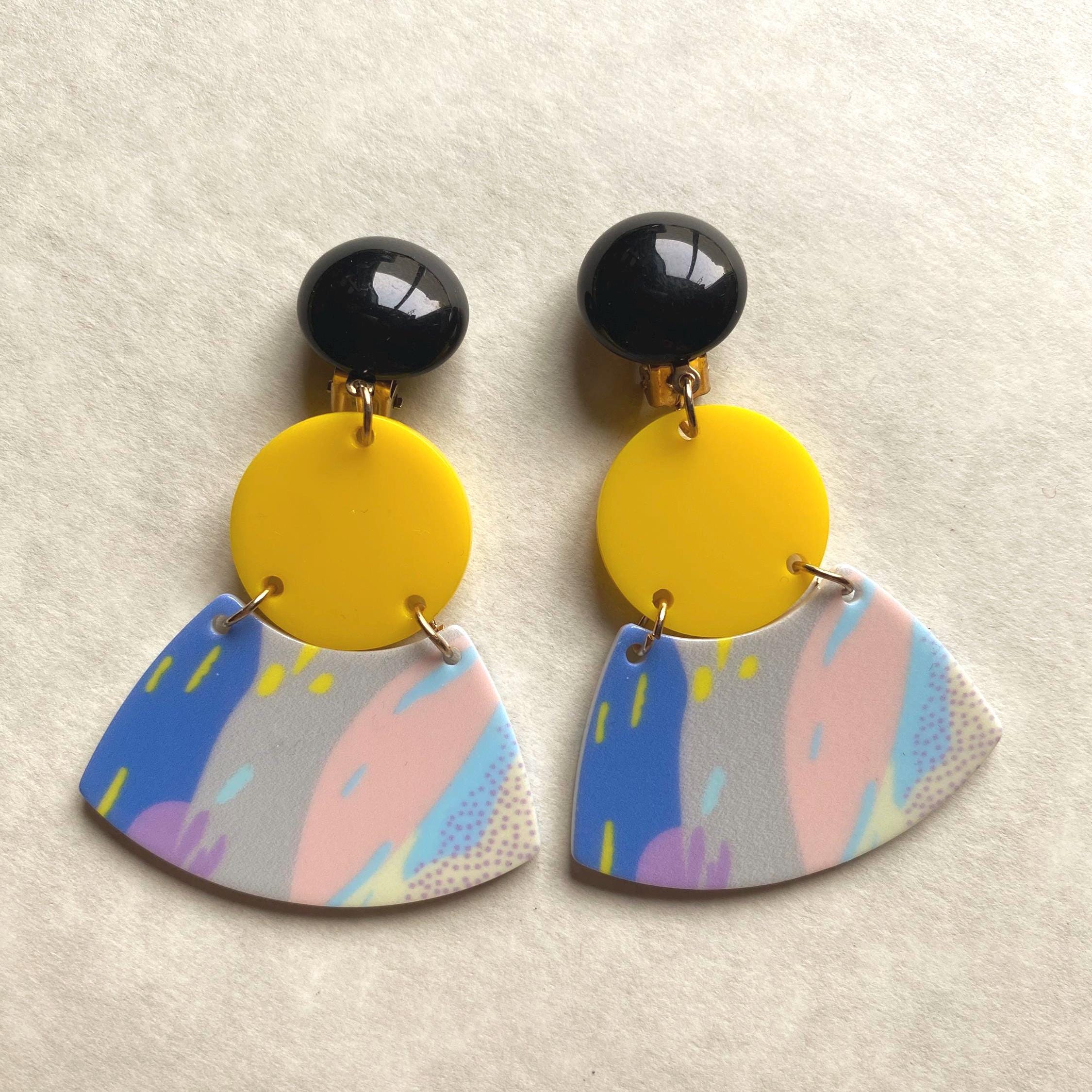 トレンドのぶら下がるプラスチック製の80年代風クリップ式イヤリング