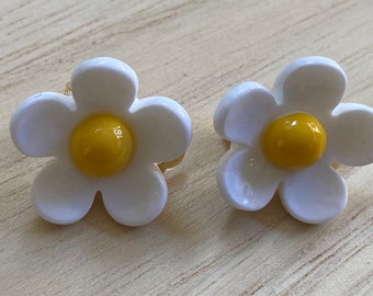 Simple white resin daisy clip on earrings (no piercing| no pierce| clip-on)