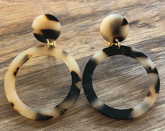 Dangling acetate tortoiseshell hoop clip on earrings