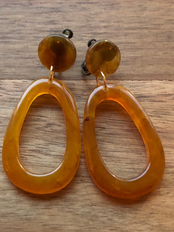 Dangling neutral hoop clip on earrings, cream or tortoiseshell (hinged screwback| chunky hoops)