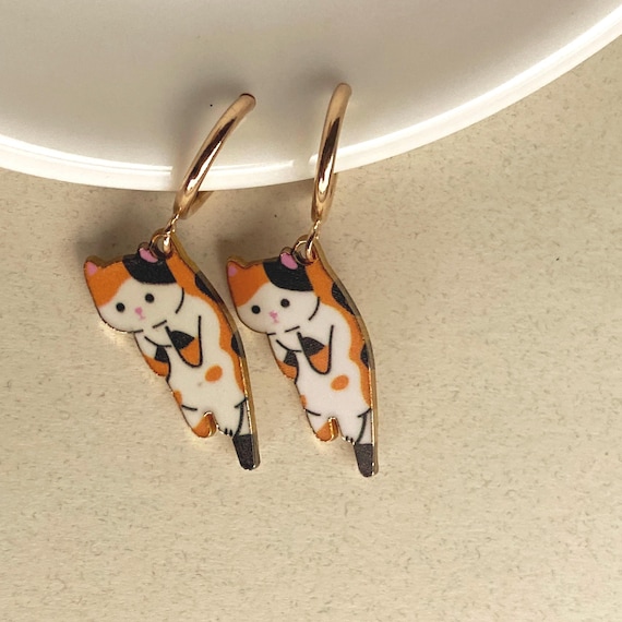 クリップオン子猫イヤリング：エナメル猫ペンダント、ピアス穴なし耳用