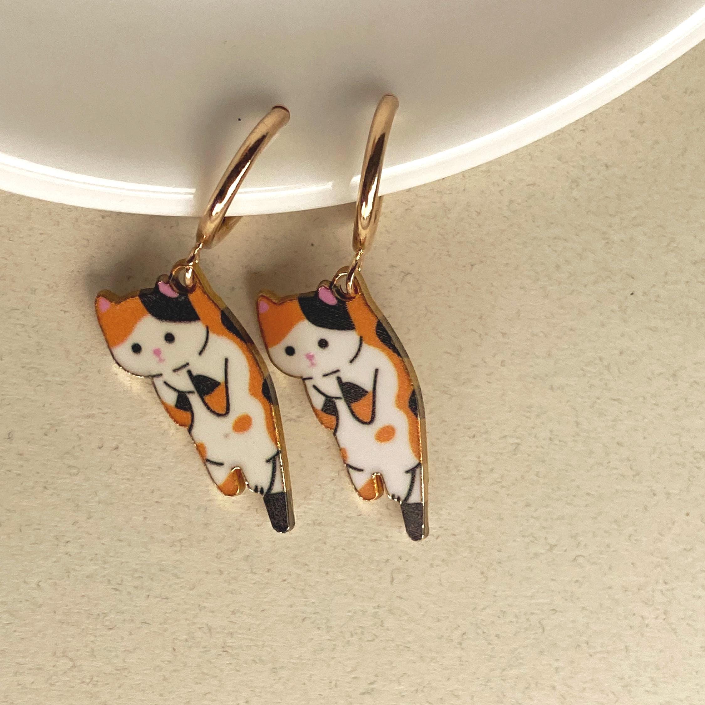 クリップオン子猫イヤリング：エナメル猫ペンダント、ピアス穴なし耳用